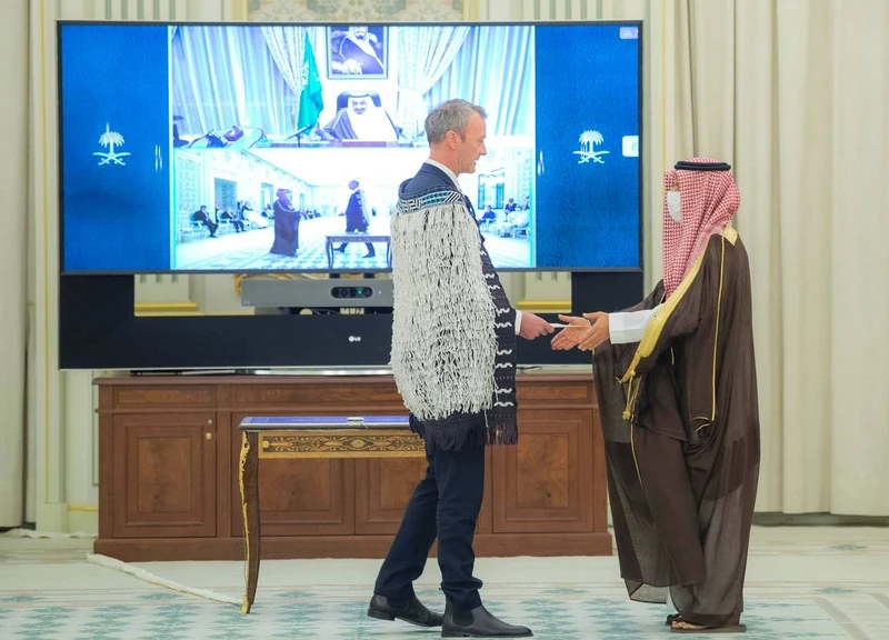 سفراء دول شقيقة وصديقة يقدمون أوراق اعتمادهم أمام سيدي خادم الحرمين الشريفين - صورة 9