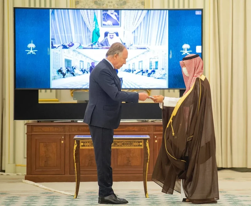 سفراء دول شقيقة وصديقة يقدمون أوراق اعتمادهم أمام سيدي خادم الحرمين الشريفين - صورة 14