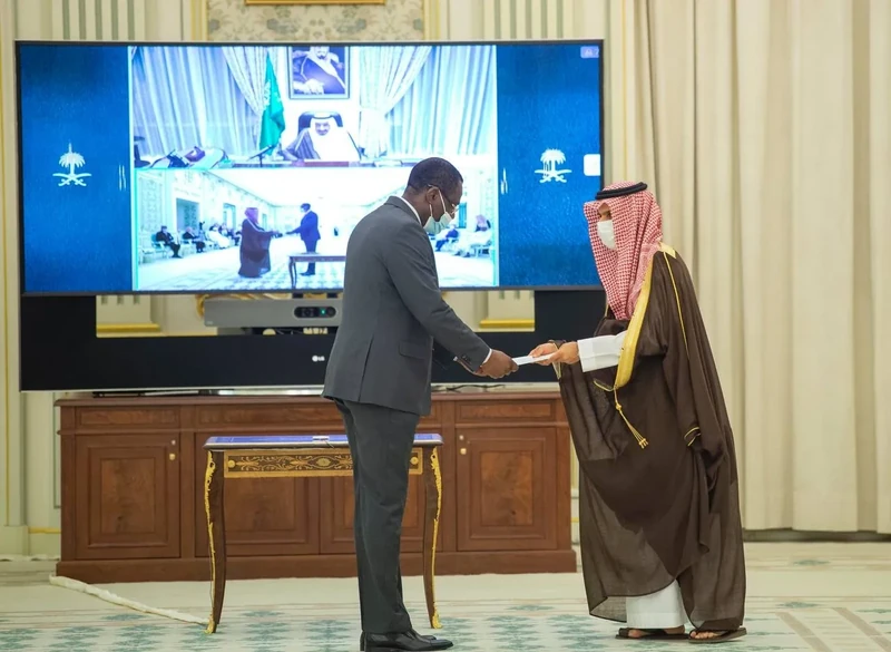 سفراء دول شقيقة وصديقة يقدمون أوراق اعتمادهم أمام سيدي خادم الحرمين الشريفين - صورة 16