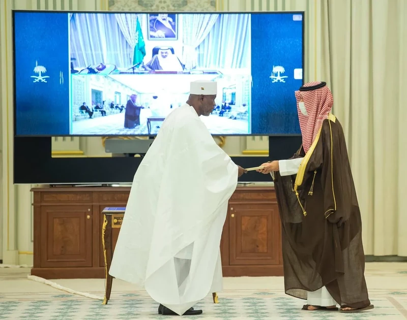 سفراء دول شقيقة وصديقة يقدمون أوراق اعتمادهم أمام سيدي خادم الحرمين الشريفين - صورة 17