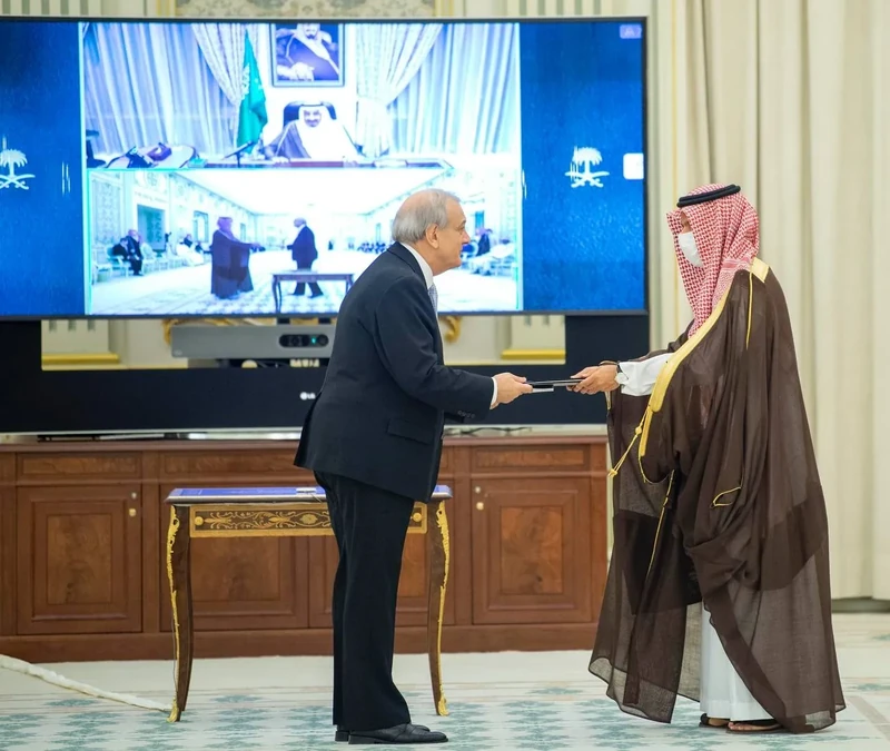 سفراء دول شقيقة وصديقة يقدمون أوراق اعتمادهم أمام سيدي خادم الحرمين الشريفين - صورة 18