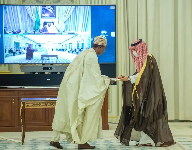 سفراء دول شقيقة وصديقة يقدمون أوراق اعتمادهم أمام سيدي خادم الحرمين الشريفين - صورة 19