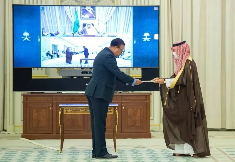 سفراء دول شقيقة وصديقة يقدمون أوراق اعتمادهم أمام سيدي خادم الحرمين الشريفين - صورة 21