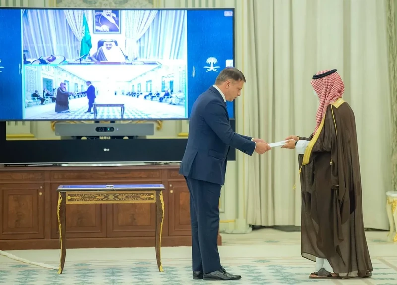 سفراء دول شقيقة وصديقة يقدمون أوراق اعتمادهم أمام سيدي خادم الحرمين الشريفين - صورة 23