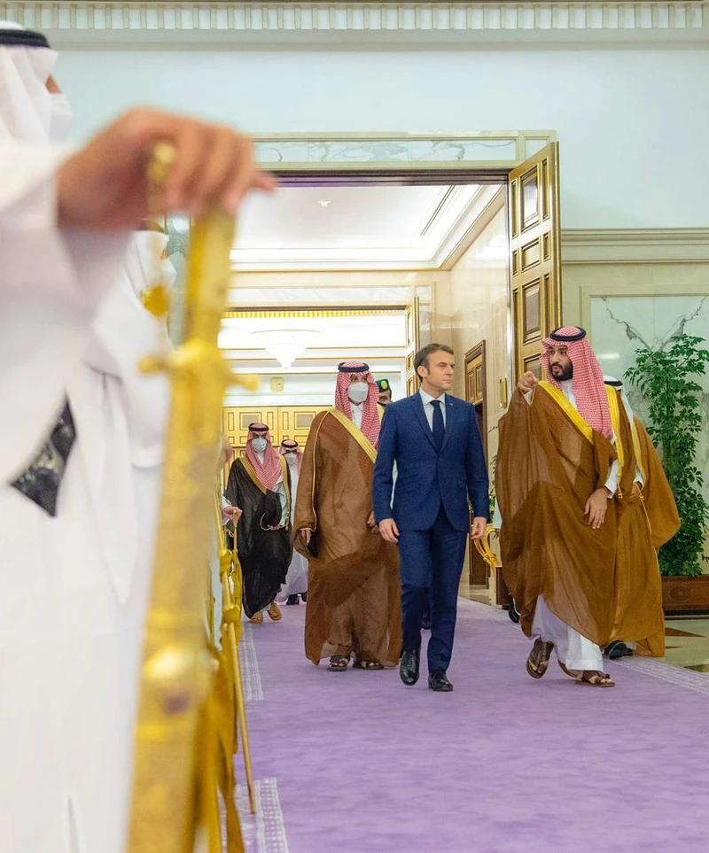 سمو سيدي ولي العهد يستقبل الرئيس الفرنسي إيمانويل ماكرون في جدة - صورة 3
