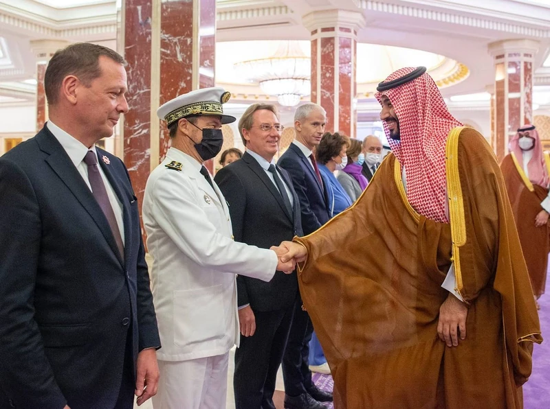 سمو سيدي ولي العهد يستقبل الرئيس الفرنسي إيمانويل ماكرون في جدة - صورة 4