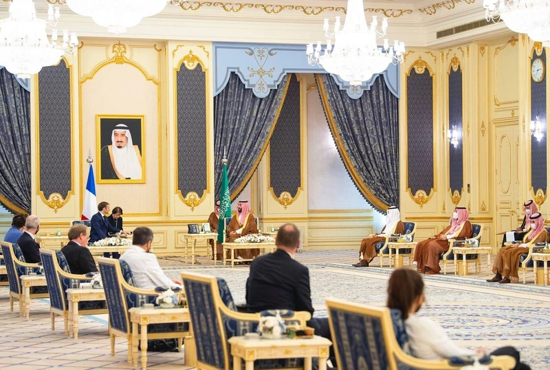 سمو سيدي ولي العهد يستقبل الرئيس الفرنسي إيمانويل ماكرون في جدة - صورة 11