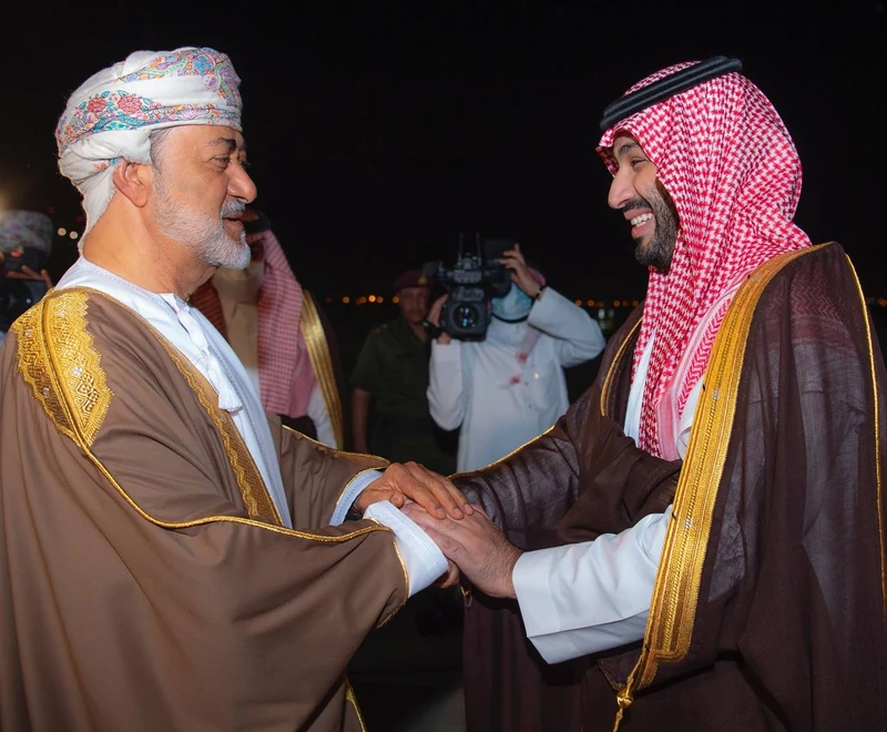 سمو سيدي ولي العهد يصل العاصمة العمانية مسقط وفي مقدمة مستقبليه جلالة السلطان هيثم بن طارق - صورة 2