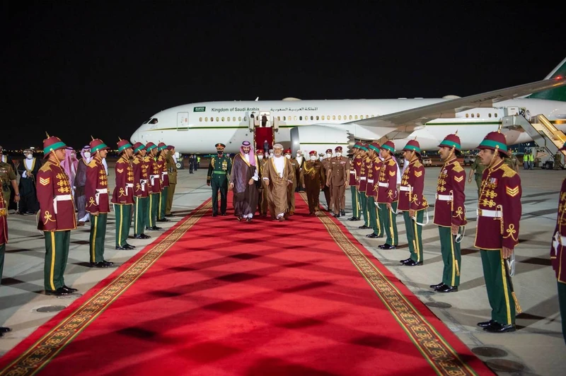 سمو سيدي ولي العهد يصل العاصمة العمانية مسقط وفي مقدمة مستقبليه جلالة السلطان هيثم بن طارق - صورة 3