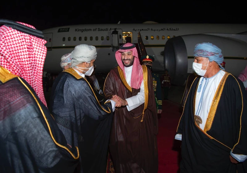 سمو سيدي ولي العهد يصل العاصمة العمانية مسقط وفي مقدمة مستقبليه جلالة السلطان هيثم بن طارق - صورة 4