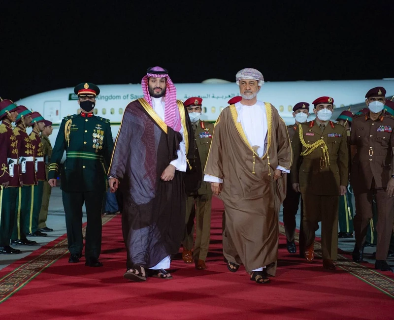 سمو سيدي ولي العهد يصل العاصمة العمانية مسقط وفي مقدمة مستقبليه جلالة السلطان هيثم بن طارق - صورة 5