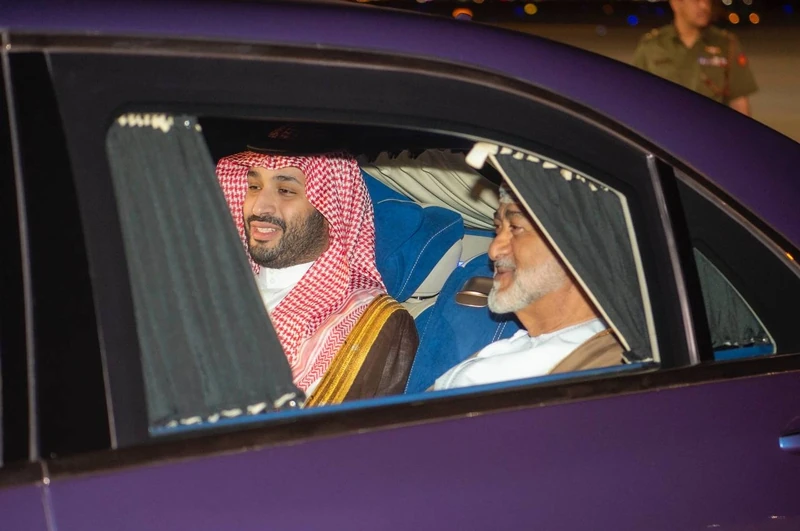 سمو سيدي ولي العهد يصل العاصمة العمانية مسقط وفي مقدمة مستقبليه جلالة السلطان هيثم بن طارق - صورة 6
