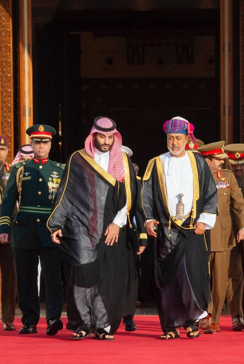 سمو سيدي ولي العهد يغادر العاصمة العمانية مسقط، وجلالة سلطان عمان في مقدمة مودعيه لدى مغادرته - صورة 2