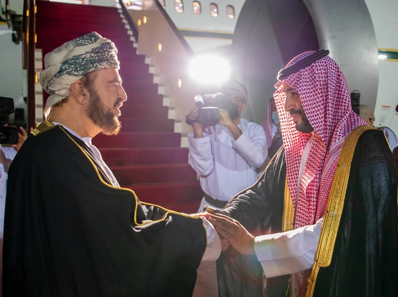 سمو سيدي ولي العهد يغادر العاصمة العمانية مسقط، وجلالة سلطان عمان في مقدمة مودعيه لدى مغادرته - صورة 3