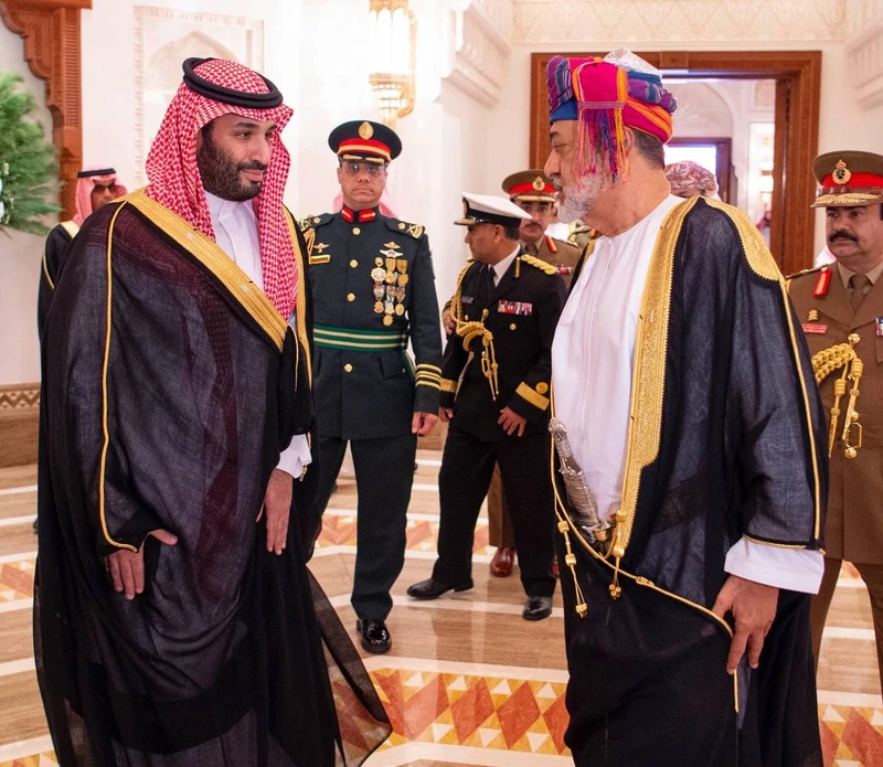 سمو سيدي ولي العهد يغادر العاصمة العمانية مسقط، وجلالة سلطان عمان في مقدمة مودعيه لدى مغادرته - صورة 4