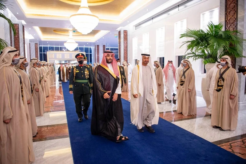 سمو سيدي ولي العهد يصل العاصمة الإماراتية أبوظبي وفي مقدمة مستقبليه سمو ولي عهد أبوظبي - صورة 2