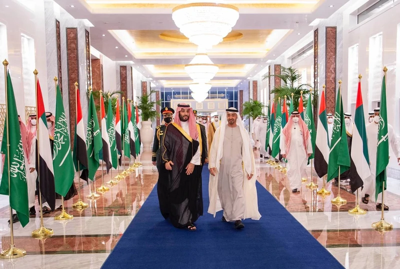 سمو سيدي ولي العهد يصل العاصمة الإماراتية أبوظبي وفي مقدمة مستقبليه سمو ولي عهد أبوظبي - صورة 3