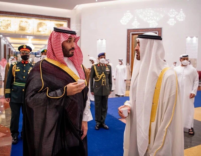 سمو سيدي ولي العهد يصل العاصمة الإماراتية أبوظبي وفي مقدمة مستقبليه سمو ولي عهد أبوظبي - صورة 4