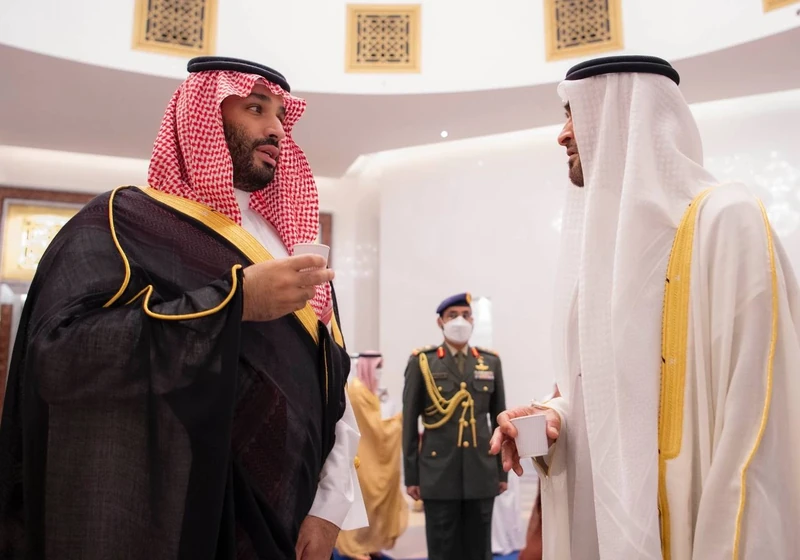سمو سيدي ولي العهد يصل العاصمة الإماراتية أبوظبي وفي مقدمة مستقبليه سمو ولي عهد أبوظبي - صورة 5