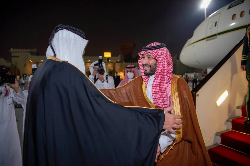 سمو سيدي ولي العهد يصل العاصمة القطرية الدوحة وفي مقدمة مستقبليه سمو أمير دولة قطر - صورة 2