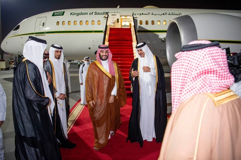 سمو سيدي ولي العهد يصل العاصمة القطرية الدوحة وفي مقدمة مستقبليه سمو أمير دولة قطر - صورة 3