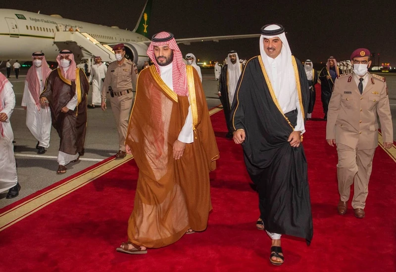 سمو سيدي ولي العهد يصل العاصمة القطرية الدوحة وفي مقدمة مستقبليه سمو أمير دولة قطر - صورة 4
