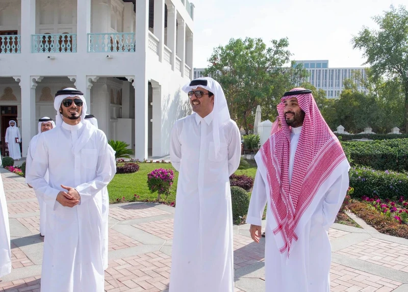 سمو سيدي ولي العهد وسمو أمير دولة قطر يزوران استاد لوسيل في الدوحة - صورة 3