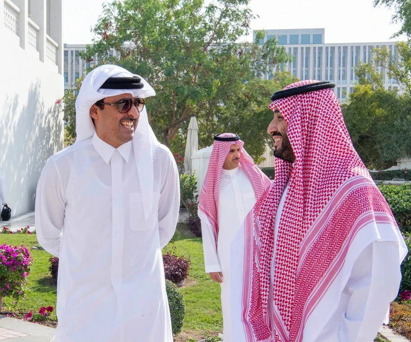 سمو سيدي ولي العهد وسمو أمير دولة قطر يزوران استاد لوسيل في الدوحة - صورة 4