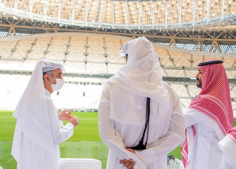 سمو سيدي ولي العهد وسمو أمير دولة قطر يزوران استاد لوسيل في الدوحة - صورة 6