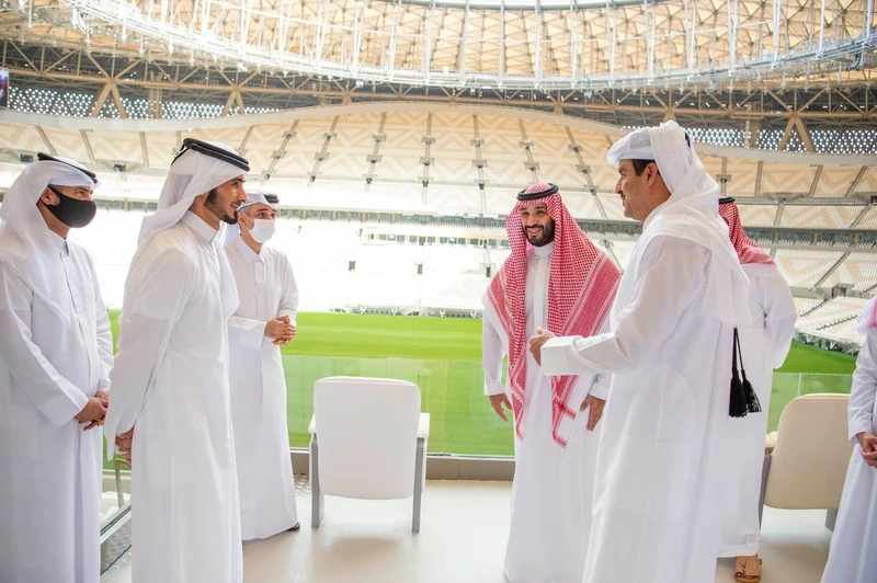 سمو سيدي ولي العهد وسمو أمير دولة قطر يزوران استاد لوسيل في الدوحة - صورة 7