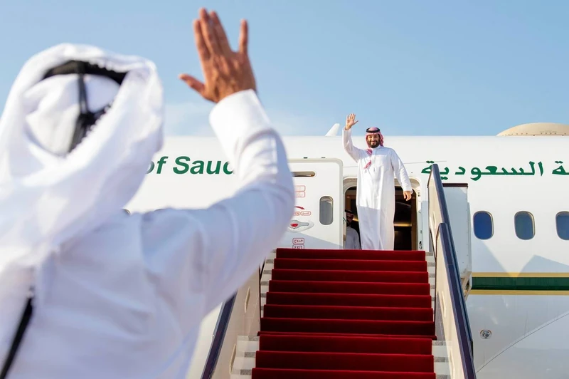 سمو أمير دولة قطر في مقدمة مودعي سمو سيدي ولي العهد لدى مغادرته قطر - صورة 2
