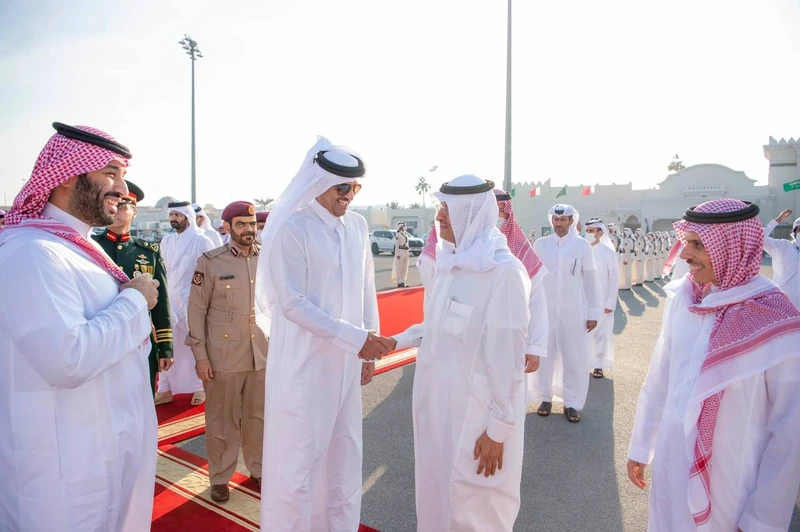سمو أمير دولة قطر في مقدمة مودعي سمو سيدي ولي العهد لدى مغادرته قطر - صورة 4