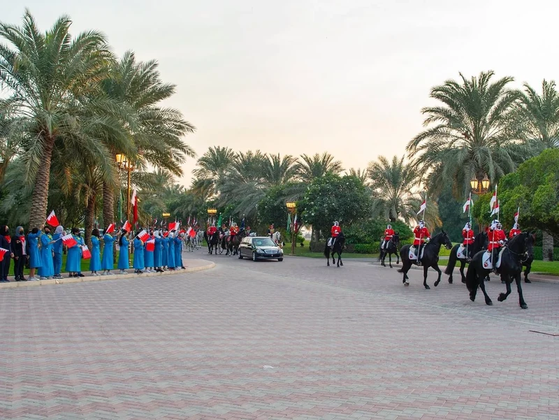 مراسم استقبال رسمية لسمو سيدي ولي العهد في قصر الصخير في العاصمة البحرينية المنامة بمناسبة زيارته الرسمية - صورة 5