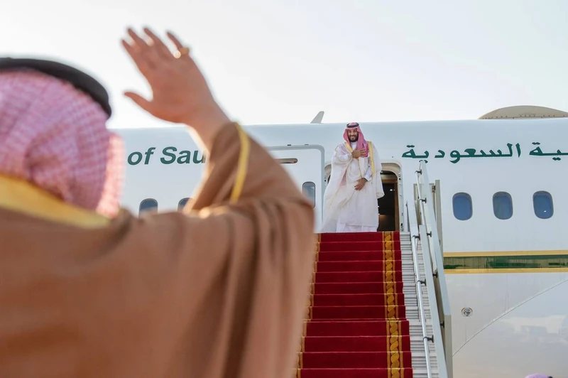 جلالة ملك البحرين في مقدمة مودعي سمو سيدي ولي العهد لدى مغادرته المنامة - صورة 2