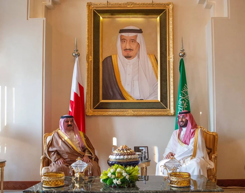 جلالة ملك البحرين في مقدمة مودعي سمو سيدي ولي العهد لدى مغادرته المنامة - صورة 3