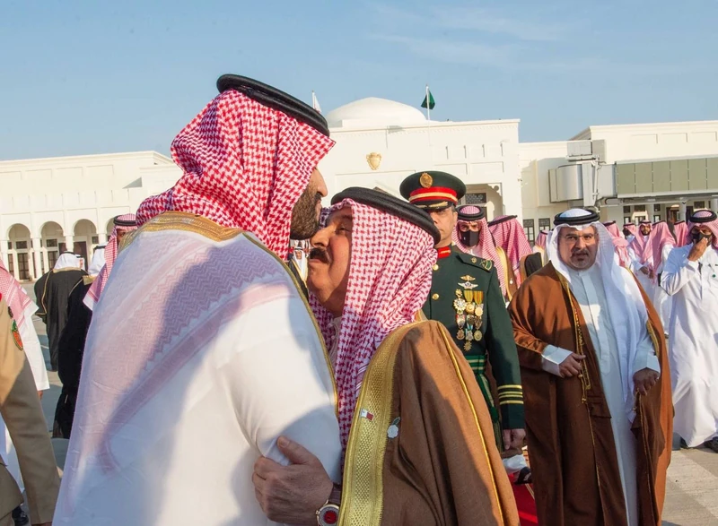 جلالة ملك البحرين في مقدمة مودعي سمو سيدي ولي العهد لدى مغادرته المنامة - صورة 5