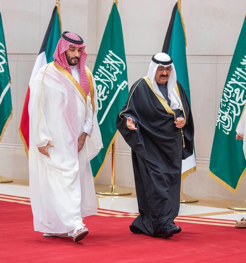 سمو سيدي ولي العهد يصل دولة الكويت وفي مقدمة مستقبليه سمو ولي عهد الكويت - صورة 9