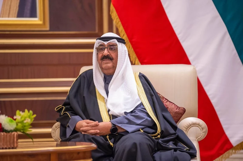 سمو سيدي ولي العهد يصل دولة الكويت وفي مقدمة مستقبليه سمو ولي عهد الكويت - صورة 13