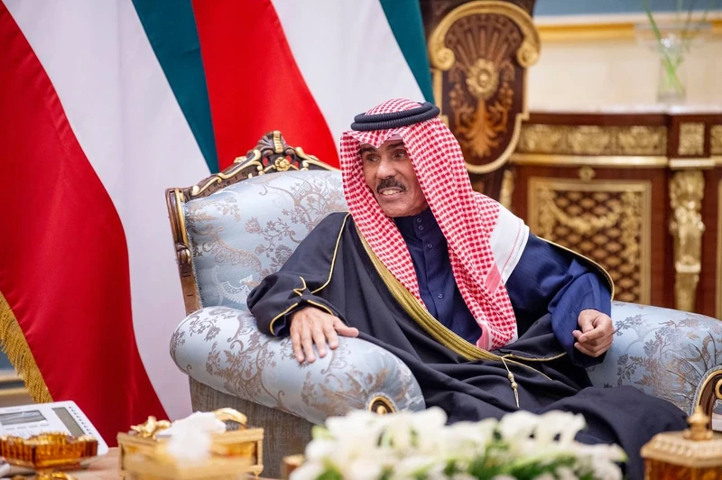 سمو سيدي ولي العهد يصل دولة الكويت وفي مقدمة مستقبليه سمو ولي عهد الكويت - صورة 15