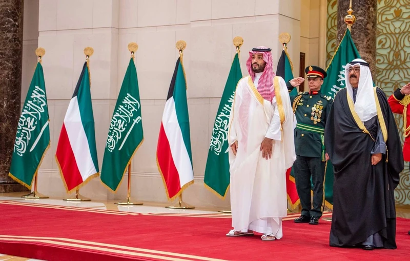 سمو سيدي ولي العهد يصل دولة الكويت وفي مقدمة مستقبليه سمو ولي عهد الكويت - صورة 19