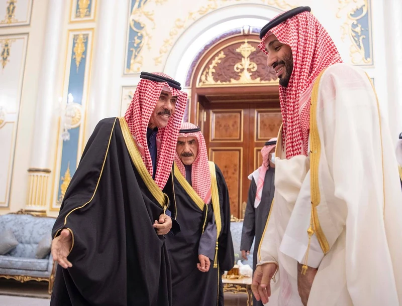 سمو أمير دولة الكويت يقدم قلادة مبارك الكبير لسمو سيدي ولي العهد - صورة 4
