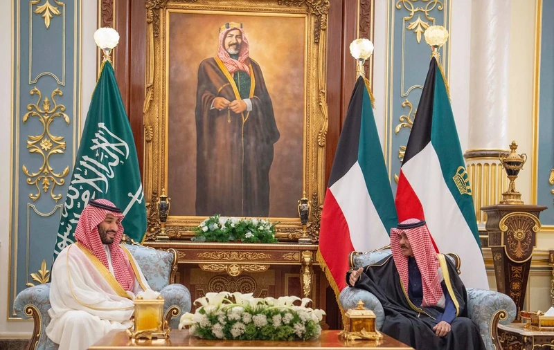 سمو أمير دولة الكويت يقدم قلادة مبارك الكبير لسمو سيدي ولي العهد - صورة 2