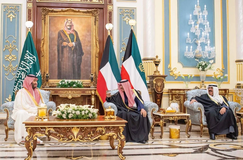 سمو أمير دولة الكويت يقدم قلادة مبارك الكبير لسمو سيدي ولي العهد - صورة 3