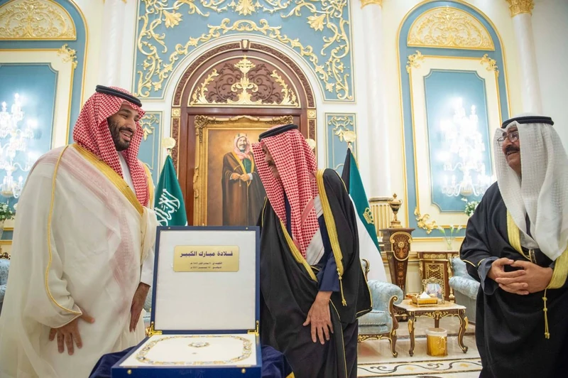 سمو أمير دولة الكويت يقدم قلادة مبارك الكبير لسمو سيدي ولي العهد - صورة 5
