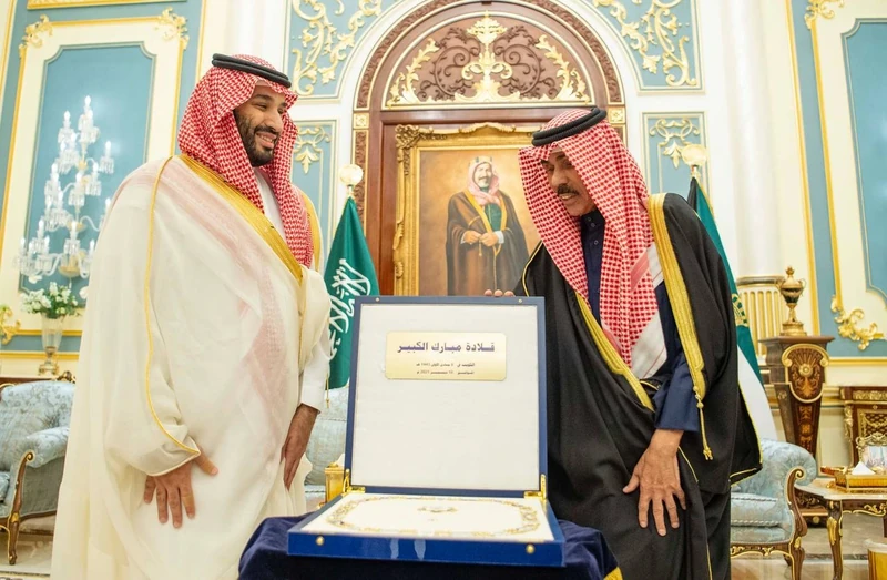 سمو أمير دولة الكويت يقدم قلادة مبارك الكبير لسمو سيدي ولي العهد - صورة 6