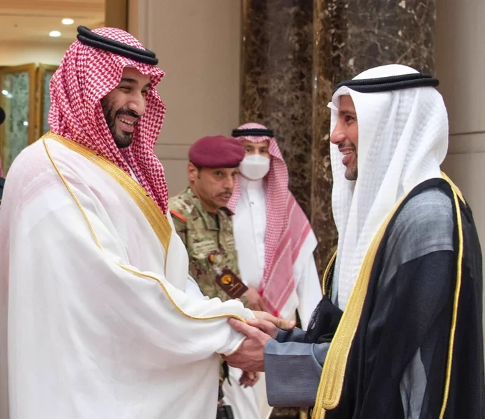 سمو سيدي ولي العهد يغادر دولة الكويت وفي مقدمة مودعيه سمو ولي العهد الكويتي - صورة 2