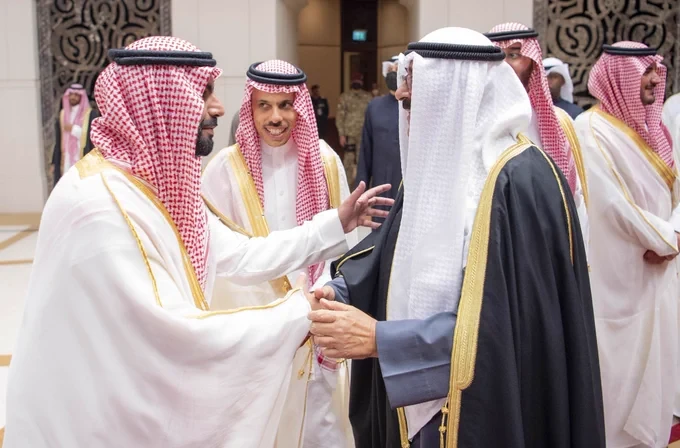 سمو سيدي ولي العهد يغادر دولة الكويت وفي مقدمة مودعيه سمو ولي العهد الكويتي - صورة 3