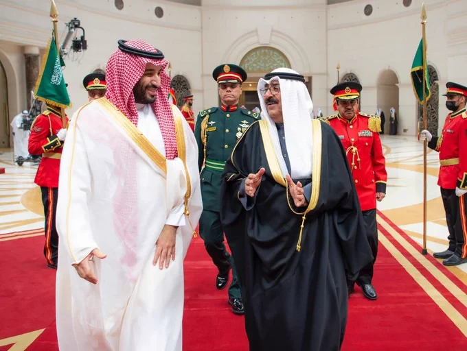 سمو سيدي ولي العهد يغادر دولة الكويت وفي مقدمة مودعيه سمو ولي العهد الكويتي - صورة 4