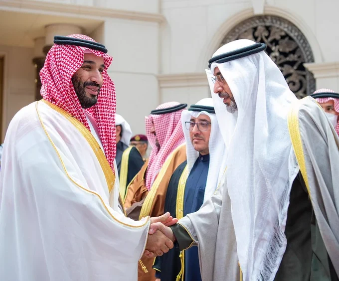 سمو سيدي ولي العهد يغادر دولة الكويت وفي مقدمة مودعيه سمو ولي العهد الكويتي - صورة 6