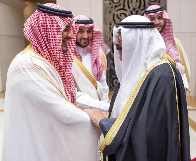 سمو سيدي ولي العهد يغادر دولة الكويت وفي مقدمة مودعيه سمو ولي العهد الكويتي - صورة 7